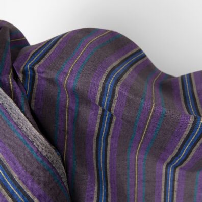 Halbleinen mit Streifen in violetten Tönen ist zum Nähen von Kleidung und Heimtextilien passend