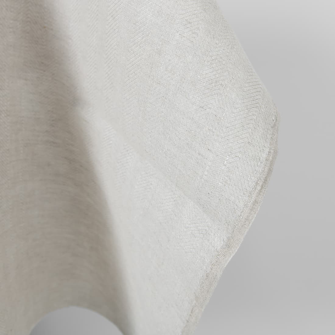 Leinenstoff weiß-naturgrau meliert, in Fischgratbindung gewebt