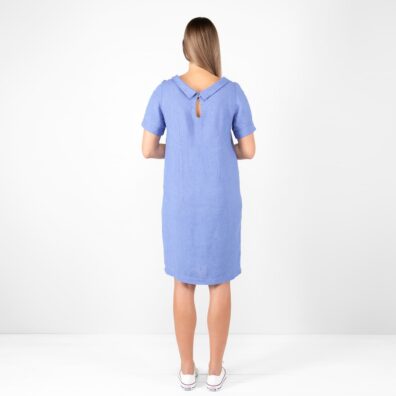 Leinenkleid blau hat breiten V-Form Ausschnitt und Schlüssellochausschnitt mit kleinem Knopf am Rücken