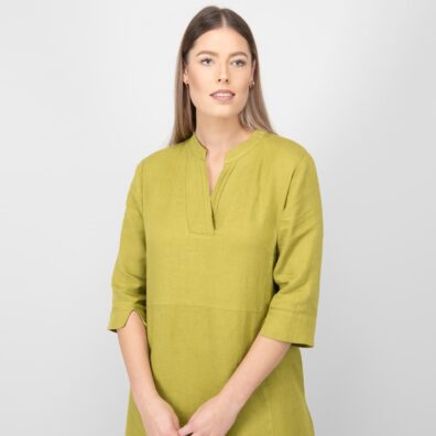 Leinenkleid apfelgrün mit einem Stehkragen und V-Ausschnitt, mit feinen Falten dekoriert