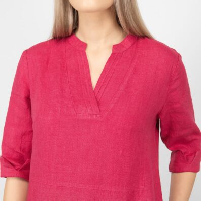 Leinenkleid rot mit einem Stehkragen und V-Ausschnitt, mit feinen Falten dekoriert