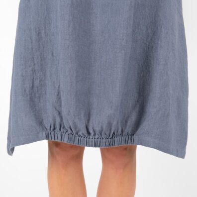 Leinenkleid blaugrau leicht gerafft am Saum