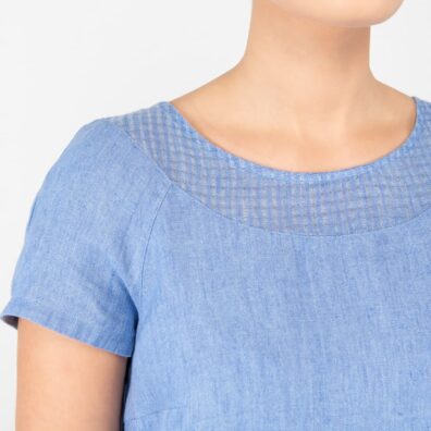 Leinenkleid blau mit einem Detail aus offen gewebtem kariertem Stoff rundum des Ausschnitts