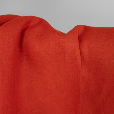 Leinenstoff feuerrot ist zum Nähen von Kleidung und Heimtextilien geeignet