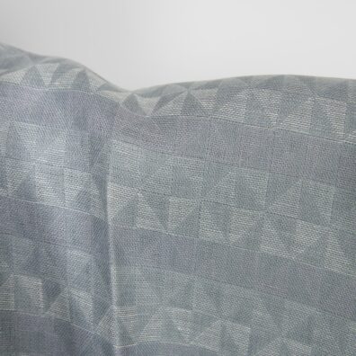 Zweischichtiger Leinenstoff grau-lila mit geometrischem Muster