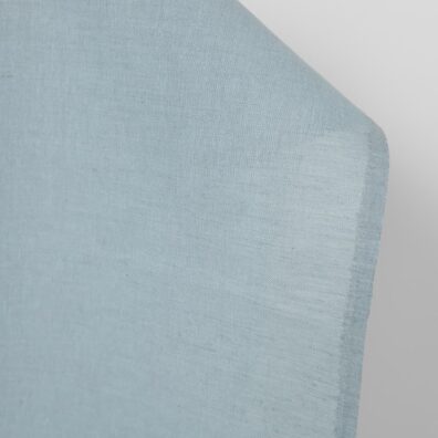 Halbleinen in hellem Blaugrau, zum Nähen von Kleidung und Heimtextilien geeignet
