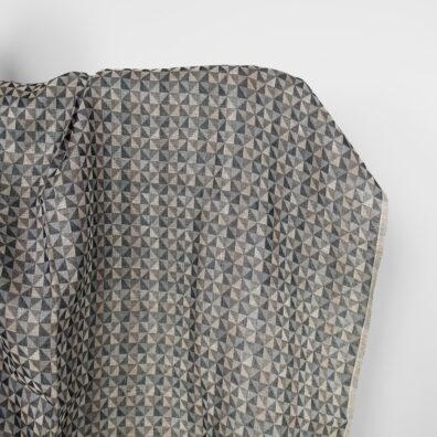 Leinenstoff mit schwarz-grauem geometrischem Muster