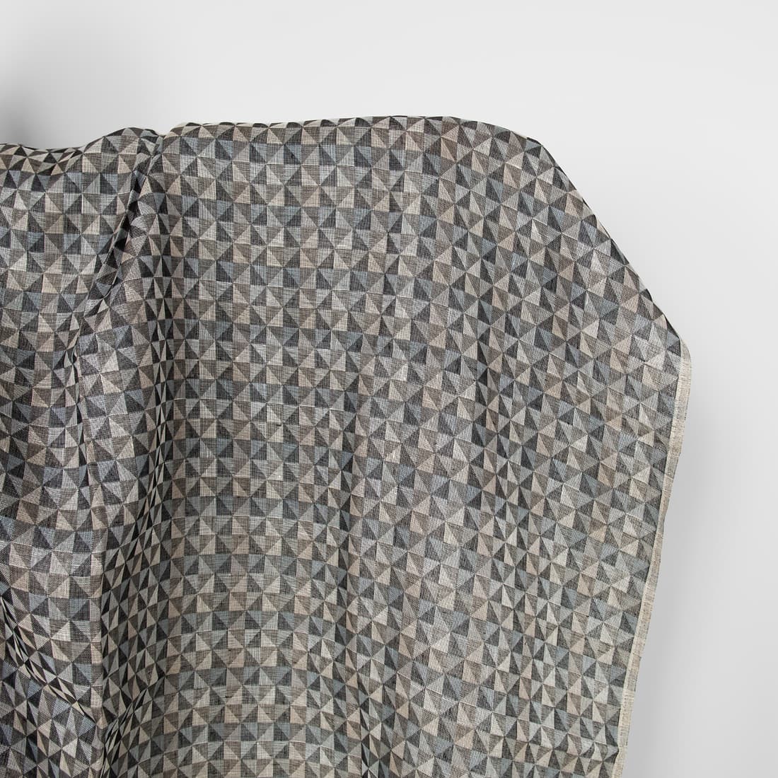 Leinenstoff mit schwarz-grauem geometrischem Muster