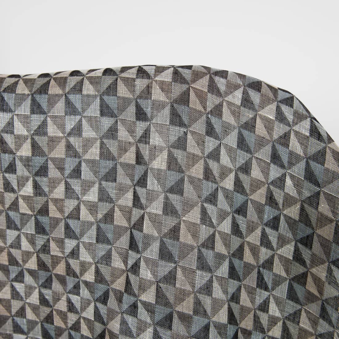 Leinenstoff mit schwarz-grauem geometrischem Muster, 150cm breit, Meterware