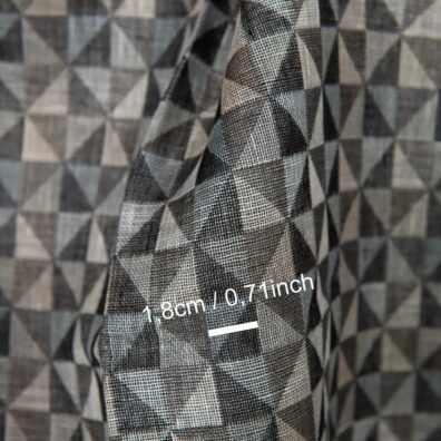 Zweischichtiger Leinenstoff mit schwarz-grauem geometrischem Muster