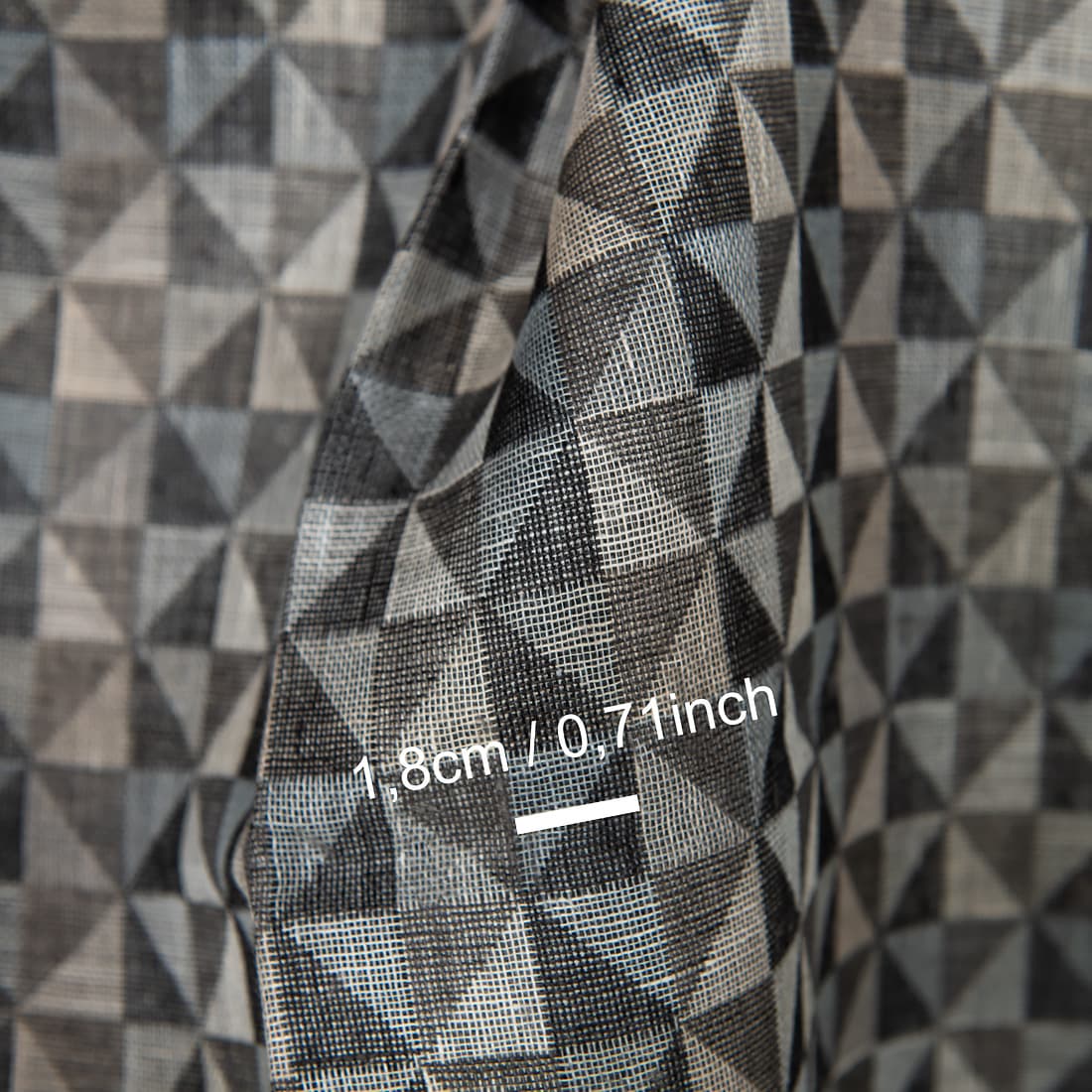 Zweischichtiger Leinenstoff mit schwarz-grauem geometrischem Muster