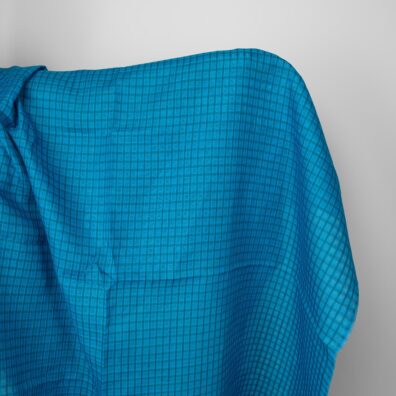 Leinenstoff mit blauen, türkis durchsichtigen Karos