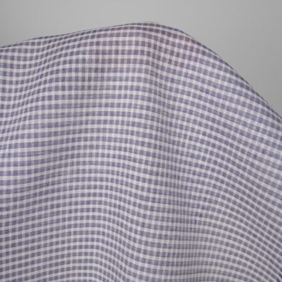 Leinenstoff mit weißen und violetten durchsichtigen Karos ist zum Nähen von Kleidung und Heimtextilien geeignet