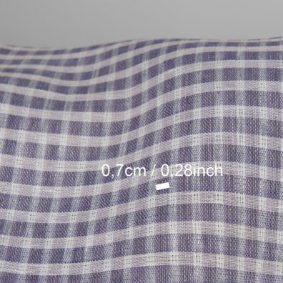 Leinenstoff mit durchsichtigen Karos, schneeweißes, helles fliederfarbenes und blauviolettes Garn zusammengewebt