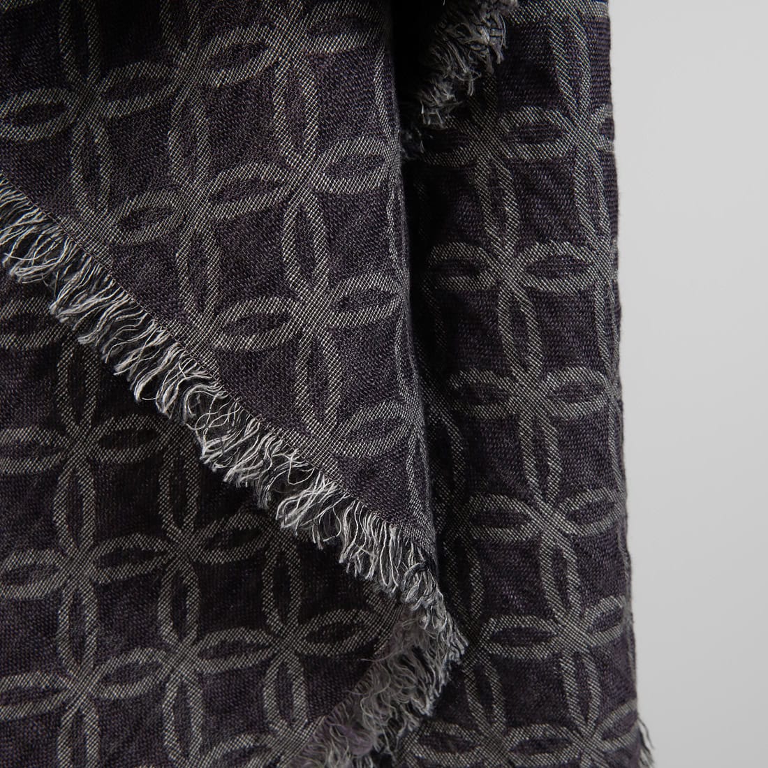 Leinentuch violett, zweischichtiger Jacquard mit geometrischem Muster