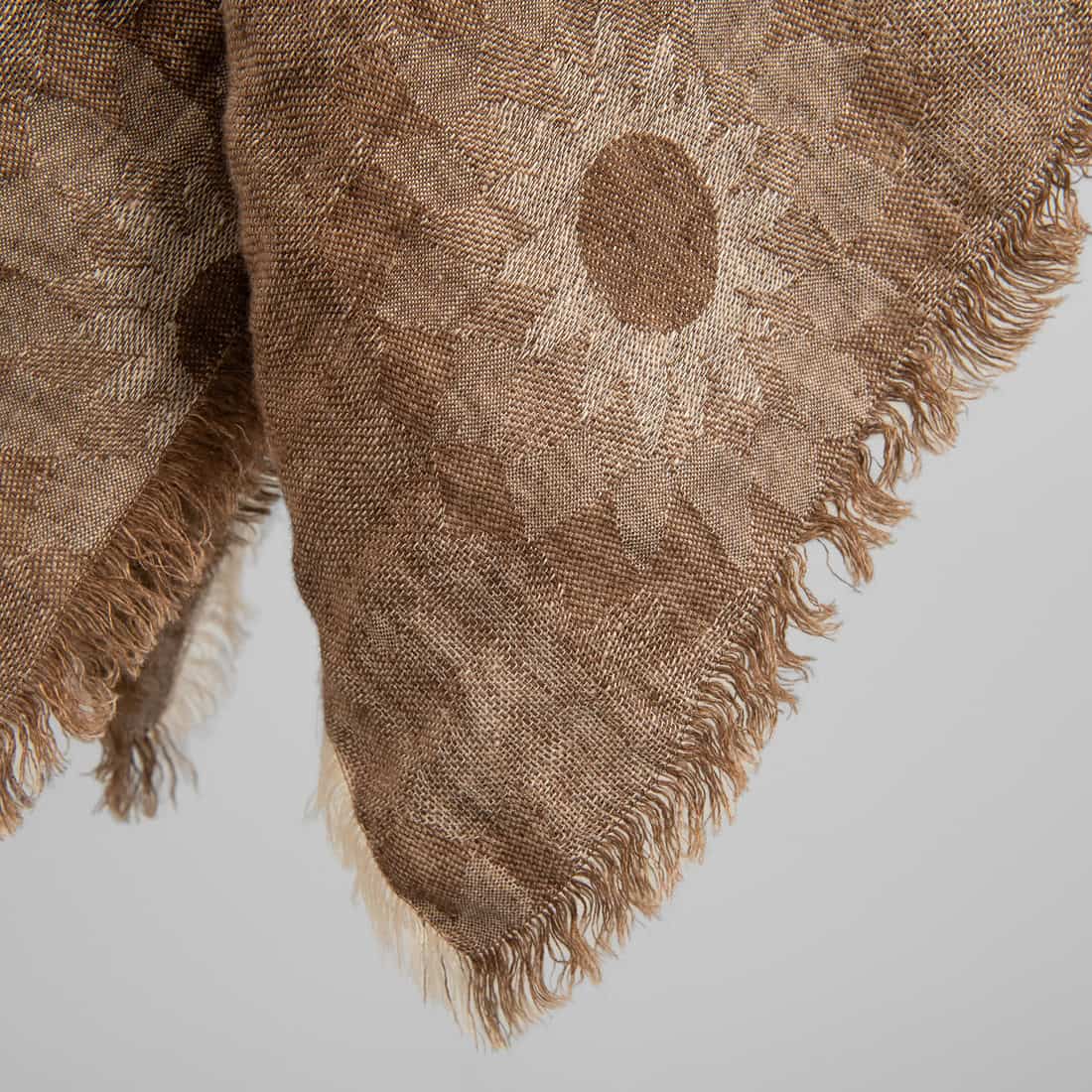 SUNA Leinentuch braun-beige mit Blumen und 2cm langen Zupffransen an allen Kanten