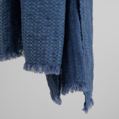 ULTRA Leinenschal blau gemustert mit 2cm langen Zupffransen an den kurzen Kanten
