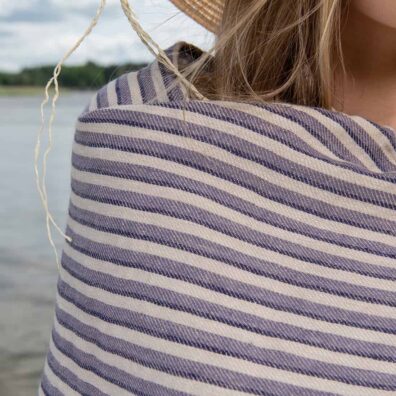CUBA Leinenstrandtuch violett und dunkelblau auf dem beigen Grund gestreift