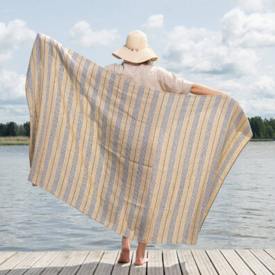 DAKOTA Leinenstrandtuch blau-beige gestreift, aus weichem, geschmeidigem, speziell gewaschenem Stoff angefertigt