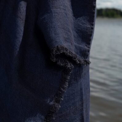 ISLA Leinenstrandtuch dunkelblau mit Fransen an den kurzen Kanten