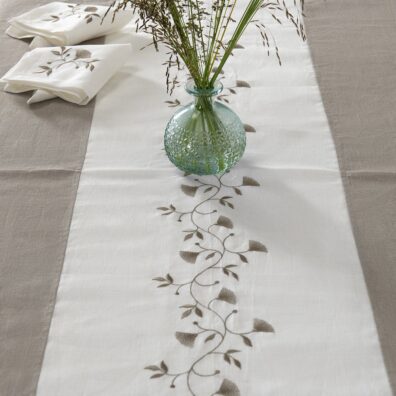 ORSON naturgraue Leinentischdecke mit milchweißer Mitte mit beigen bestickten Blumen