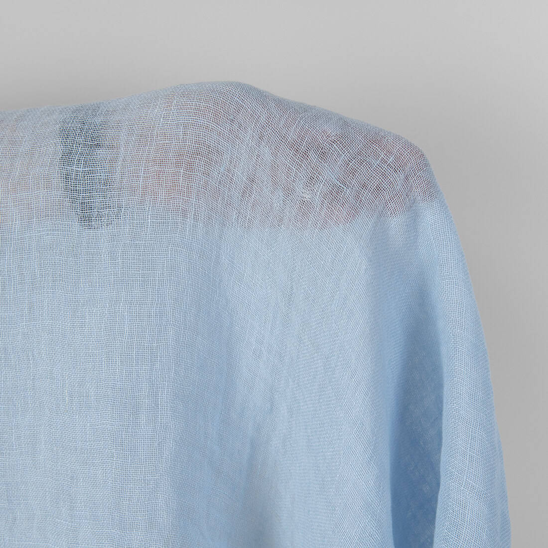 Leinenstoff blaßblau transparent gewaschen, weich, geschmeidig, zum Nähen von Schals und Gardinen geeignet