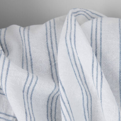 Breites weißes Halbleinen blau gestreift gewaschen, zum Nähen von Artikeln in Überbreiten geeignet