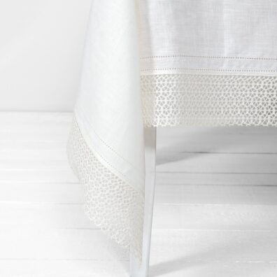 Leinen Tischdecke milchweiß mit 9cm breiter eleganter Leinenspitze (Schneeflockenmuster)