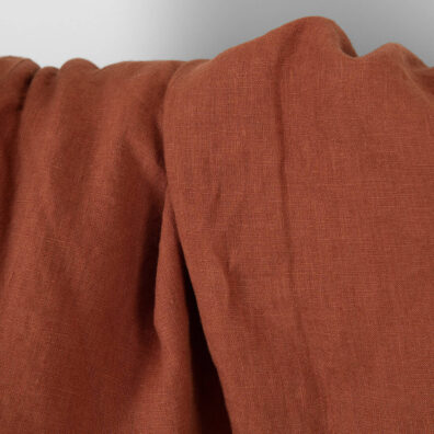 Leinenstoff in warmem Braun gewaschen ist zum Nähen von Kleidung und Heimtextilien geeignet