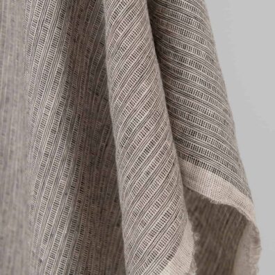 Leinenstoff mit rosa-braunen gemusterten Streifen gewaschen ist zum Nähen von Kleidung und Heimtextilien geeignetist zum Nähen von Kleidung und Heimtextilien geeignet