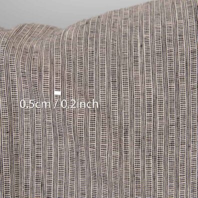 Leinenstoff mit rosa-braunen stilisierten Streifen gewaschen