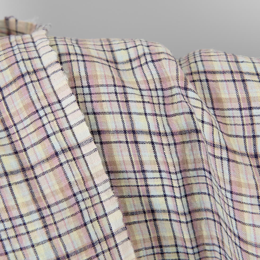 Leinenstoff pastellfarbig-dunkelblau kariert gewaschen ist zum Nähen von Kleidung und Heimtextilien passend
