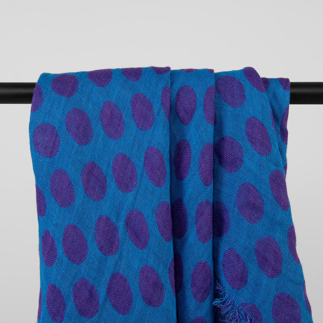 Leinentuch lichtblau mit blauviolettem Punkten-Muster