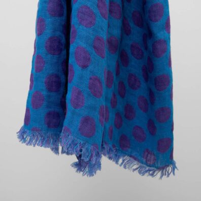 ZINA Leinenschal lichtblau mit blauviolettem Punkten-Muster und 2,5cm Zupffransen