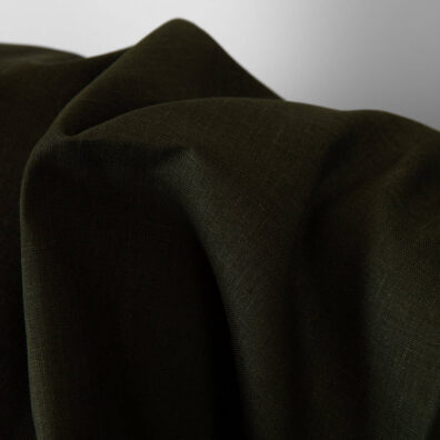Dunkler moosgrüner Leinenstoff ist zum Nähen von Kleidung und Heimtextilien geeignet
