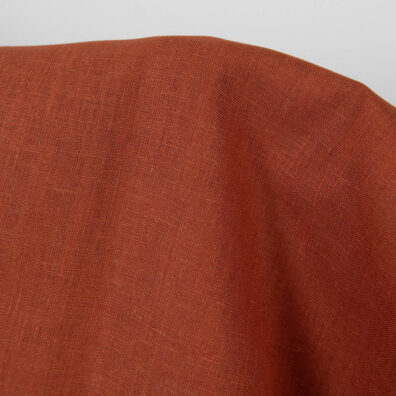 Leinenstoff in warmem Braun ist zum Nähen von Kleidung und Heimtextilien geeignet