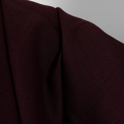 Dunkelbrauner Leinenstoff leicht ins Rote gehend ist zum Nähen von Kleidung und Heimtextilien geeignet