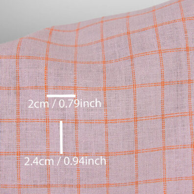 Leinenstoff mit intensiv orangen Karos auf dem hellen fliederfarbigen Grund