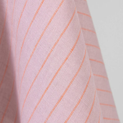 Leinenstoff mit intensiv orangen Streifen auf dem hellen fliederfarbigen Grund