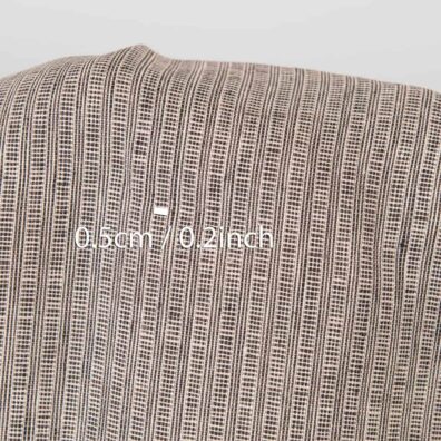 Leinenstoff mit rosa-braunen gemusterten Streifen ist zum Nähen von Kleidung und Heimtextilien geeignet