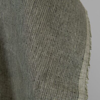 Leinenstoff grünlich-schwarz gemustert gestreift ist zum Nähen von Kleidung und Heimtextilien geeignet