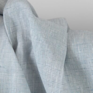 Leinenstoff hellblau meliert ist zum Nähen von Kleidung und Heimtextilien geeignet