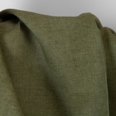 Leinenstoff dunkelgrün meliert ist zum Nähen von Kleidung und Heimtextilien geeignet
