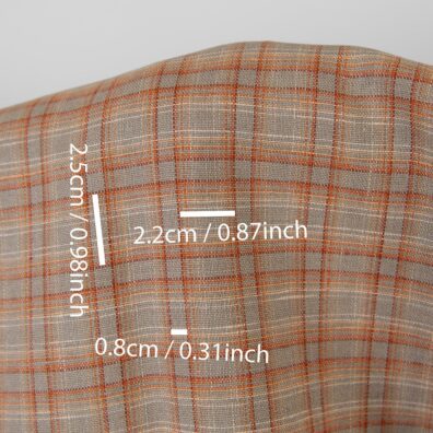 Leinenstoff mit braunen und orangefarbenen Karos auf dem beigen Grund