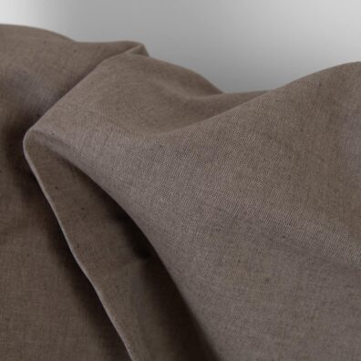 Halbleinen graubräunlich ist zum Nähen von Kleidung und Heimtextilien geeignet