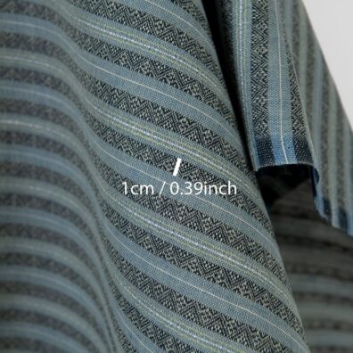 Blau-grün gestreiftes Halbleinen ist zum Nähen von Kleidung und Heimtextilien geeignet