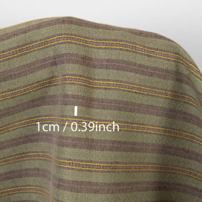 Braun-grün gestreiftes Halbleinen ist zum Nähen von Kleidung und Heimtextilien geeignet