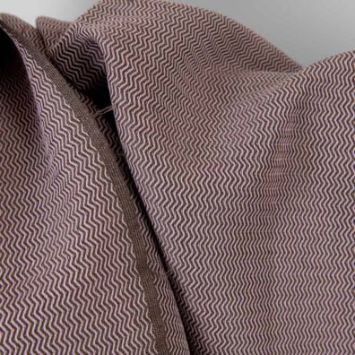 Halbleinen in braun-lila Zickzack ist zum Nähen von Kleidung und Heimtextilien geeignet
