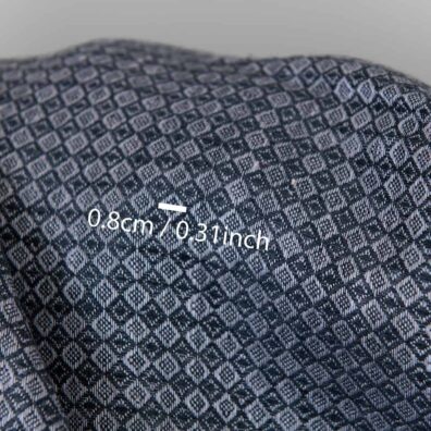 Leinenstoff dunkelblau-grauviolett mit feinem Diamantmuster ist zum Nähen von Kleidung und Heimtextilien geeignet