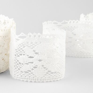 Leinenspitze milchweiß (gelblichweiß) mit Blumenmuster